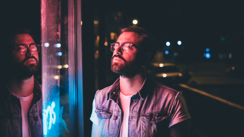 A man and a neon reflection - Wallpapers for Apple MacBook 16″ in 3072x1920 resolution
