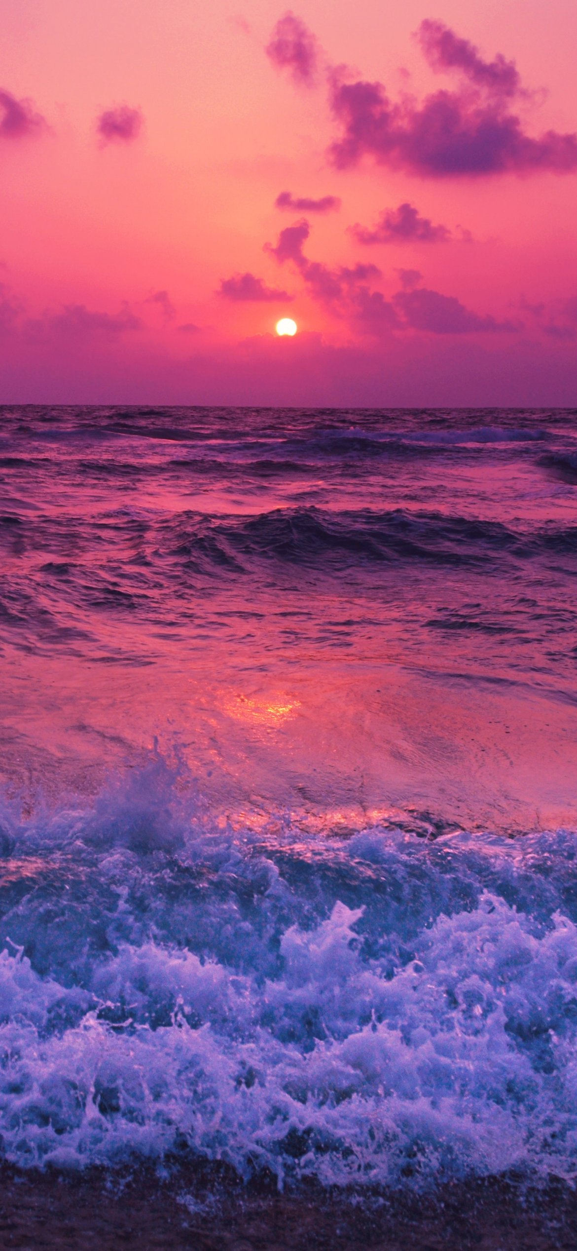 Colorful sunset over the sea and waves - Wallpapers for iPhone 12 Pro/13 Pro/14 in 1170x2532 resolution