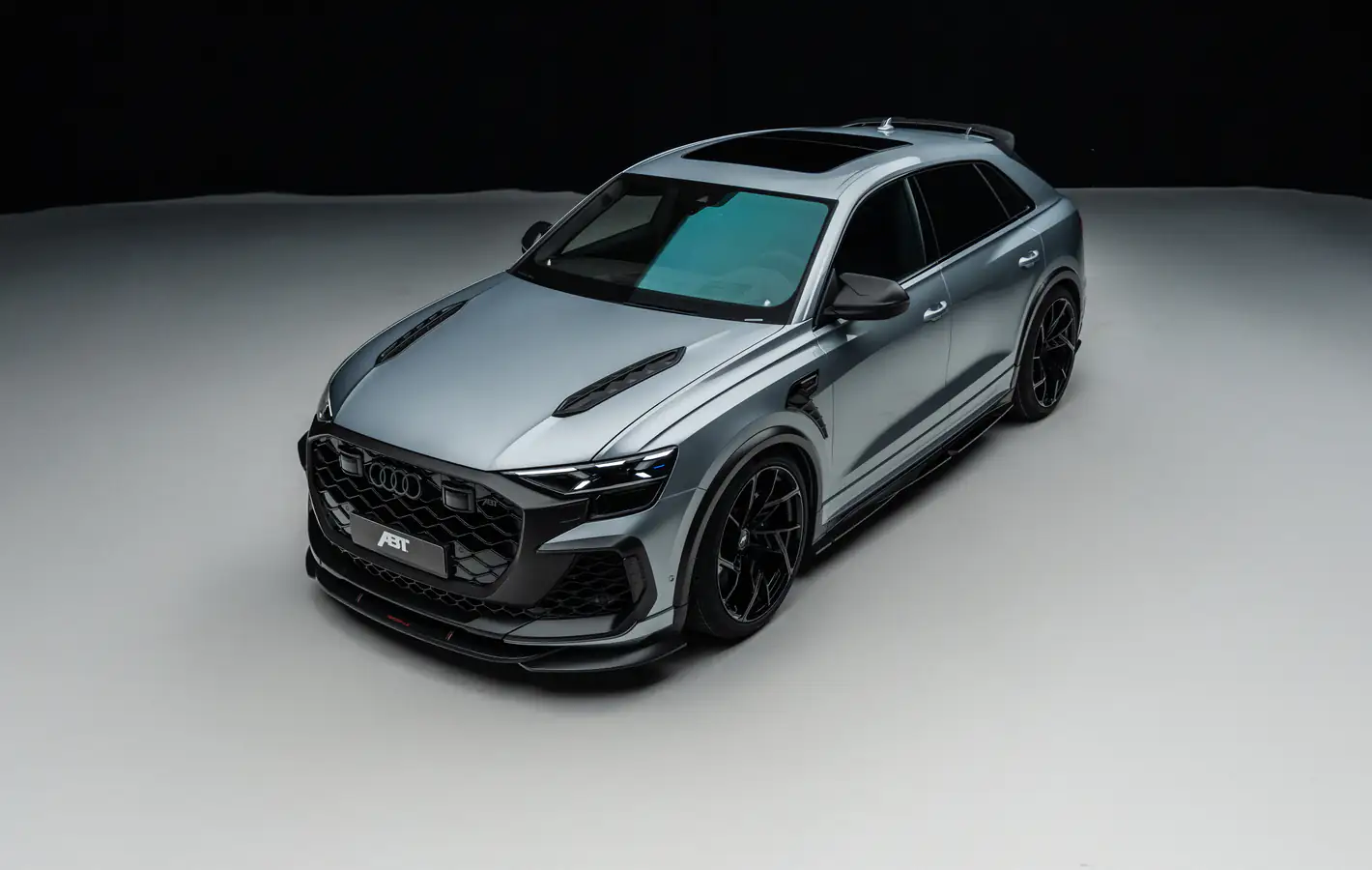 Audi RS Q8 с карбоновым обвесом ABT — обои на рабочий стол и телефон