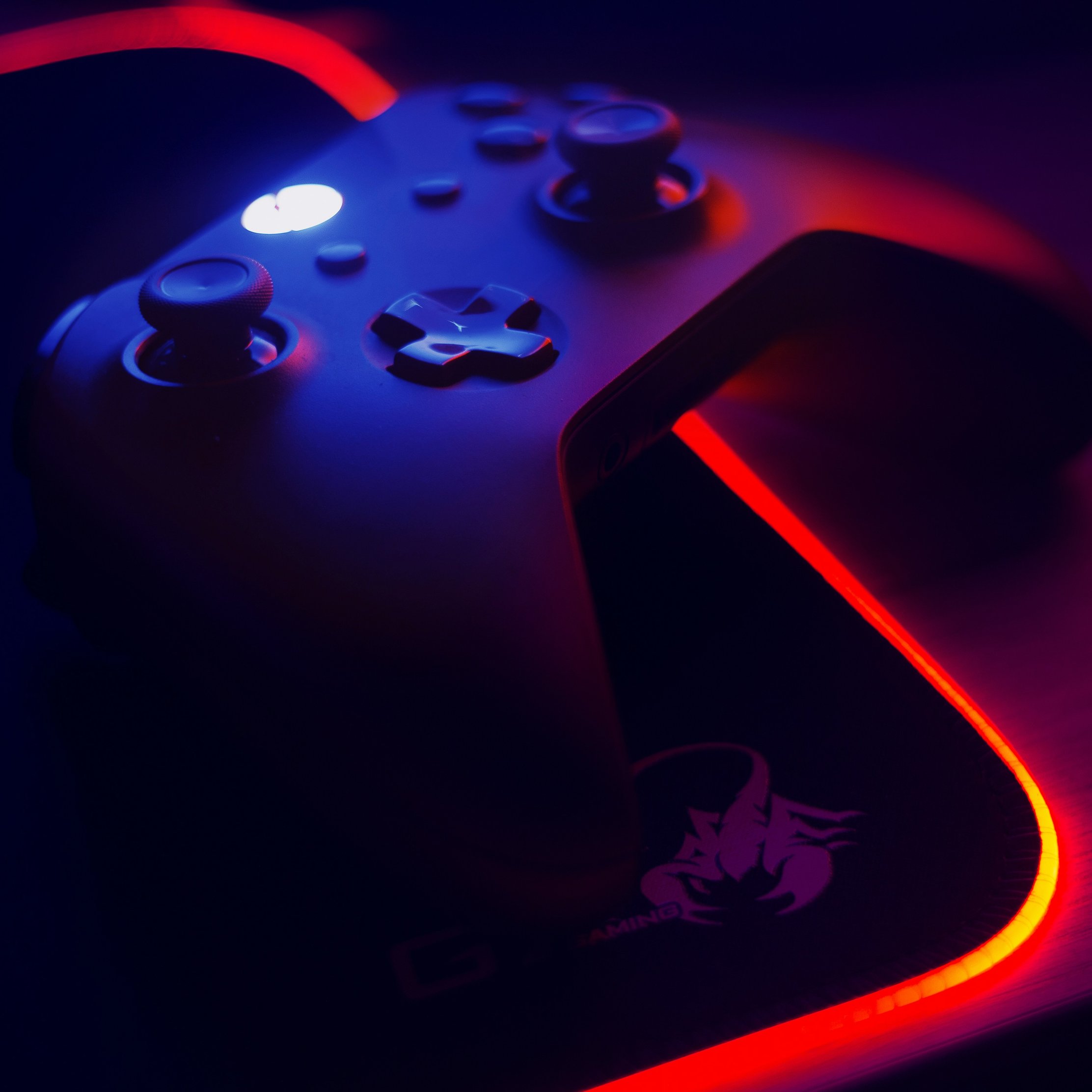 Xbox controller with glowing red light - Wallpapers for iPad Pro 10.5″ in 2224x2224 resolution