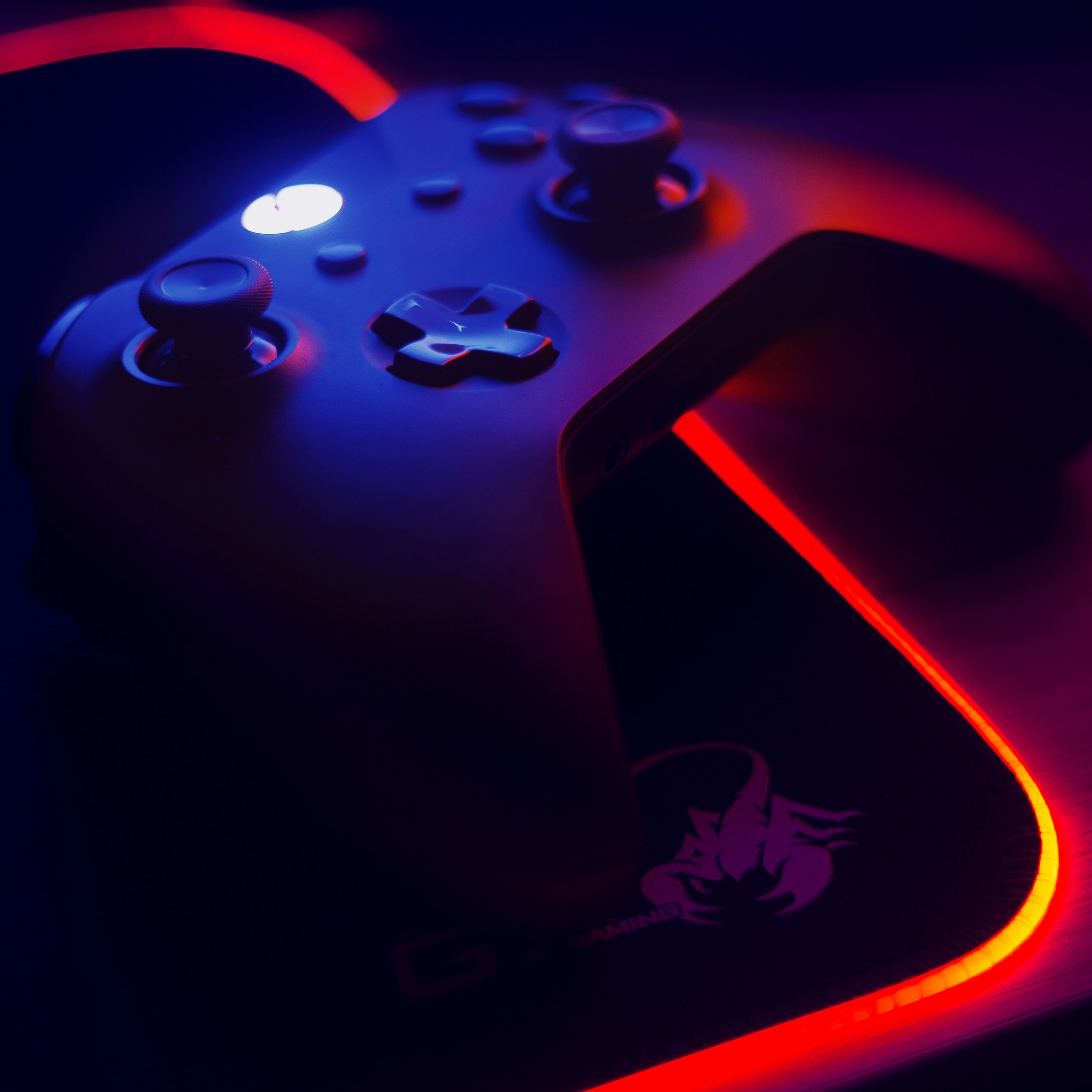 Xbox controller with glowing red light - Wallpapers for iPad Pro 11″ 2024 in 2420x2420 resolution