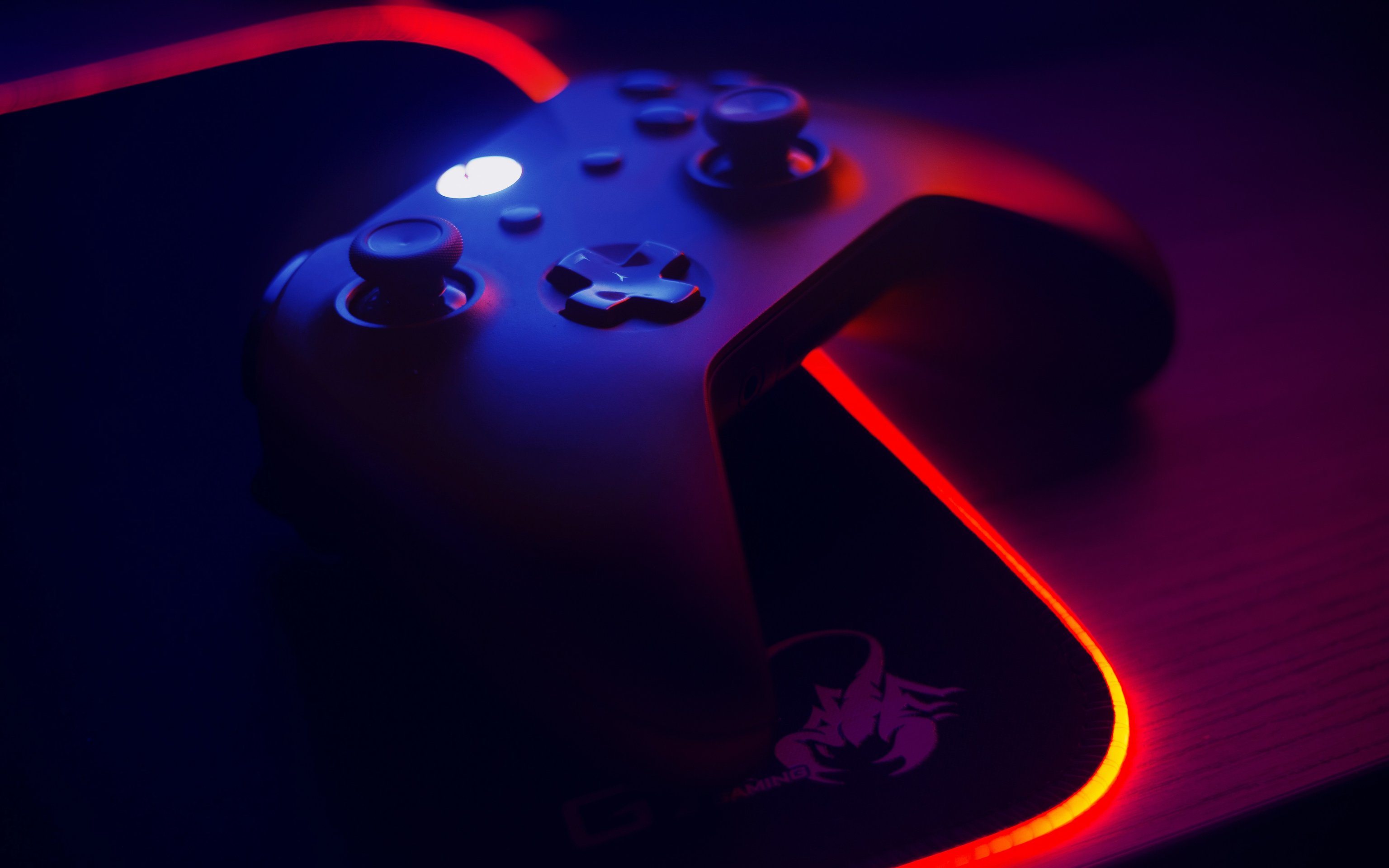 Xbox controller with glowing red light - Wallpapers for Apple MacBook 16″ in 3072x1920 resolution