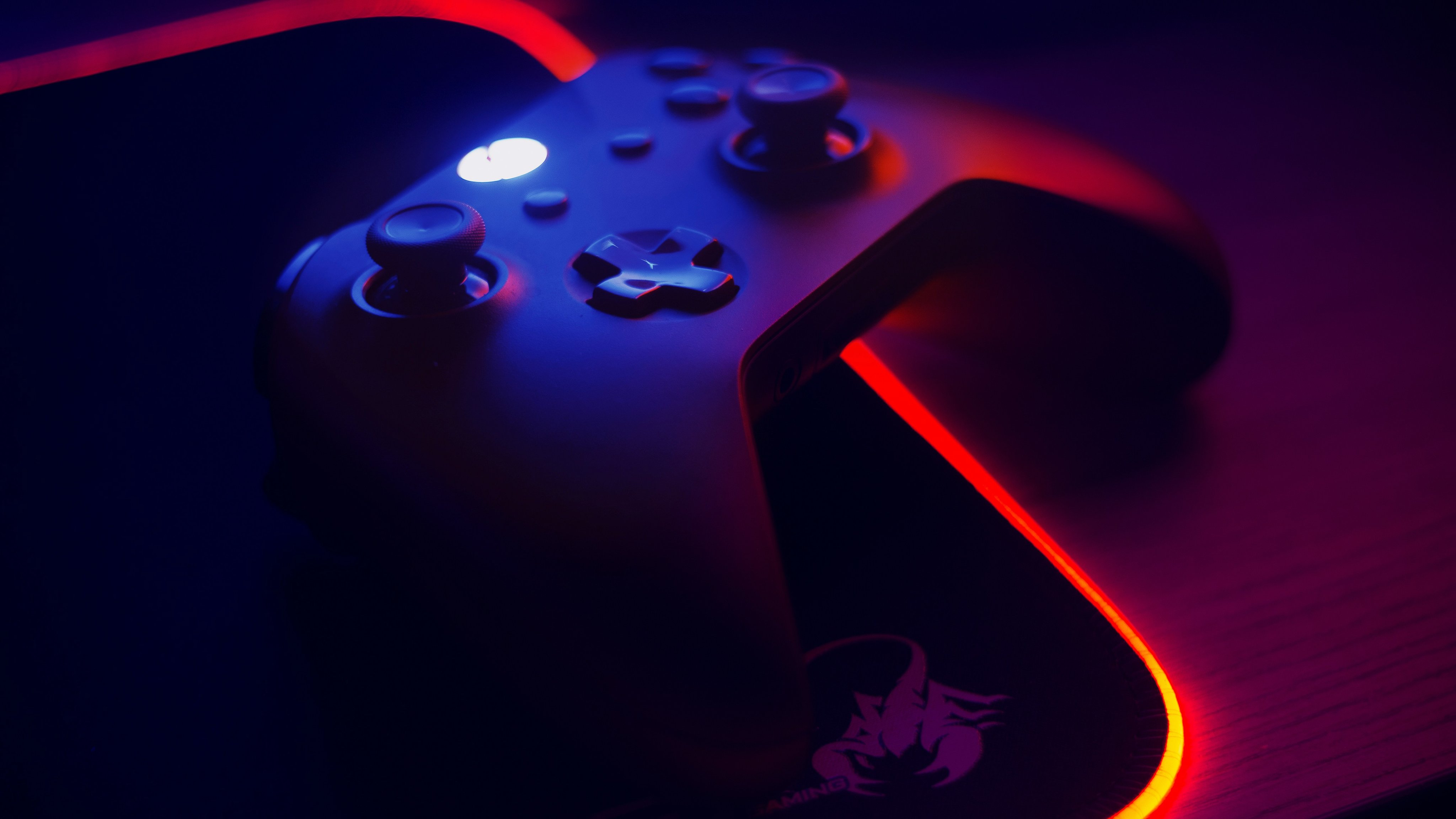 Xbox controller with glowing red light - Wallpapers for Apple iMac 21.5″ in 4096x2304 resolution