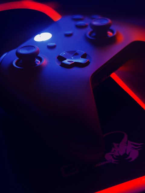 Xbox controller with glowing red light - Wallpapers for HTC/BlackBerry in 480x640 resolution