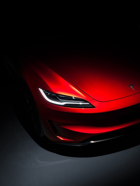 Красная Tesla Model 3 Performance Highland - Обои для HTC/BlackBerry в разрешении 480x640