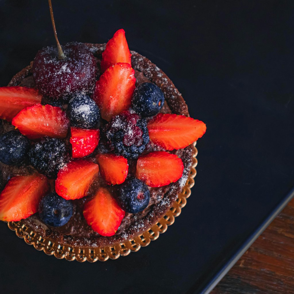Chocolate cake with berries - Wallpapers for Apple iPad 1 in 1024x1024 resolution