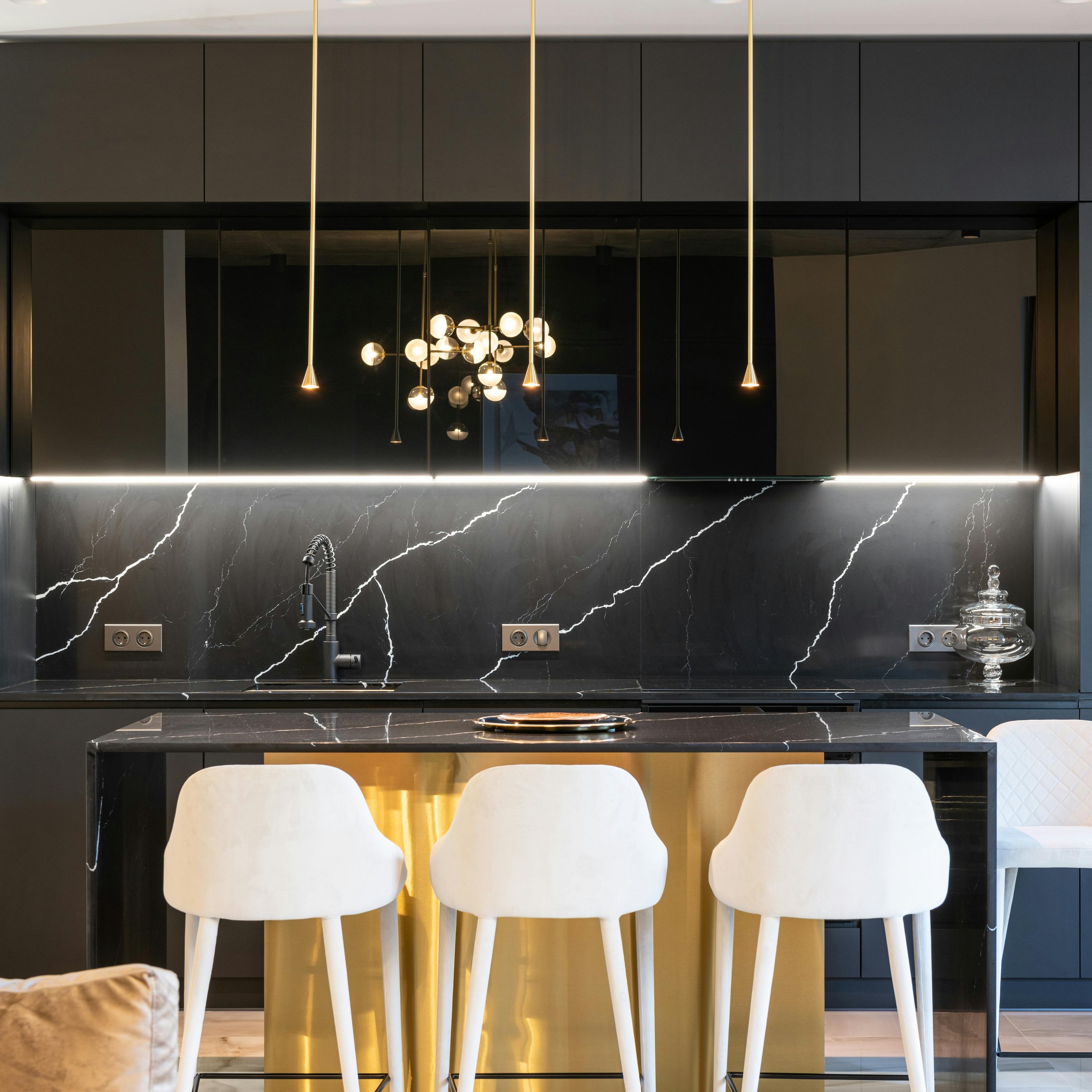 Modern kitchen with black marble surfaces - Wallpapers for iPad Pro 13″ in 2752x2752 resolution