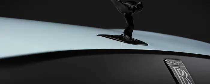 UltraWide 21:9 обои логотип (3440x1440): Rolls-Royce Spectre, Дух экстаза, люксовая машина, электромобиль