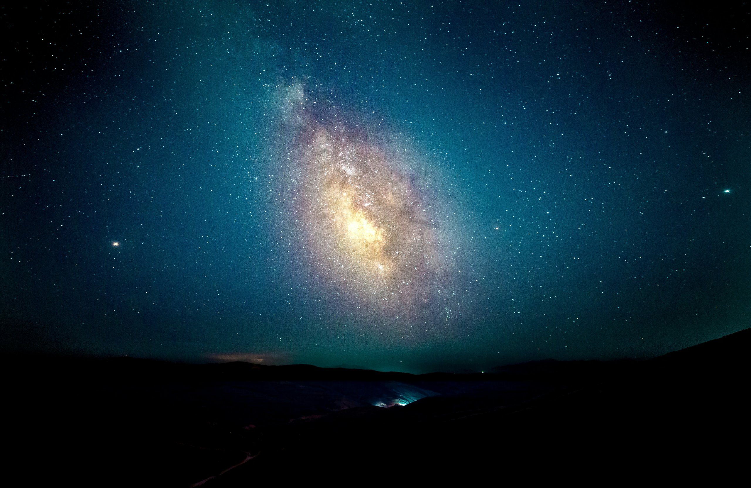 The Milky Way at night in the sky - Wallpapers for Apple MacBook Air 13 M2″ in 2560x1664 resolution