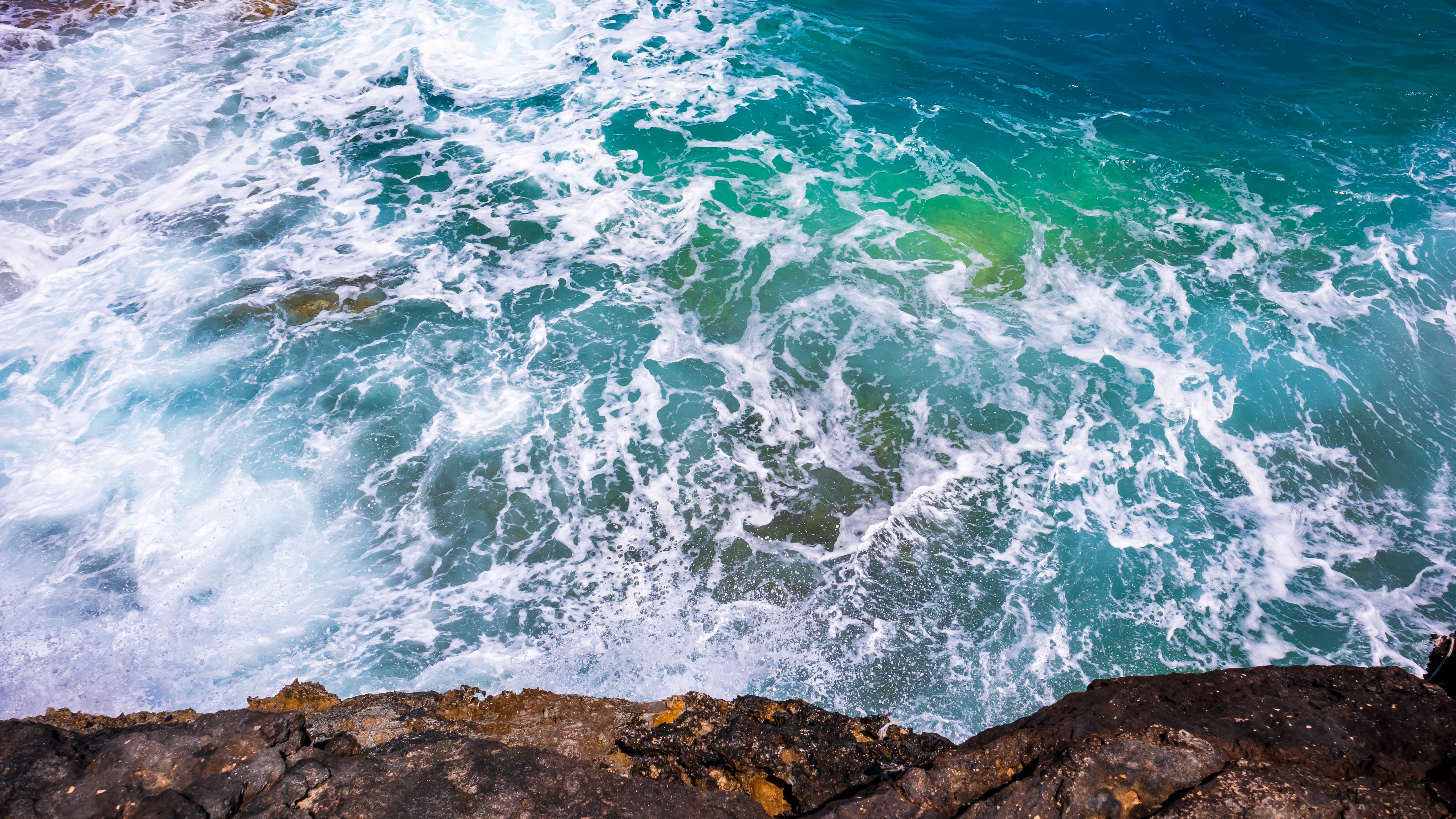 Turquoise Ocean Waves by Rocky Coast - Wallpapers for Apple iMac 21.5″ in 4096x2304 resolution