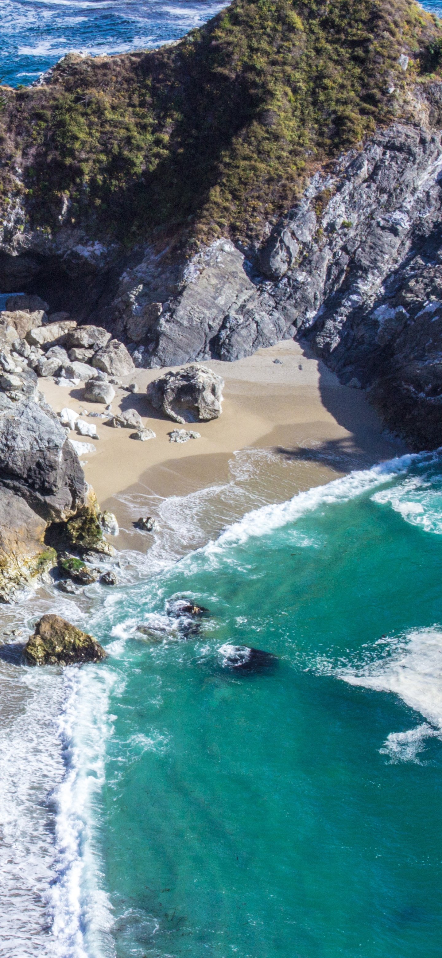Rocky Beach with Waterfall - Wallpapers for Samsung Galaxy S24/S24 Ultra/S25 Ultra/S25+/S26 Ultra in 1440x3120 resolution