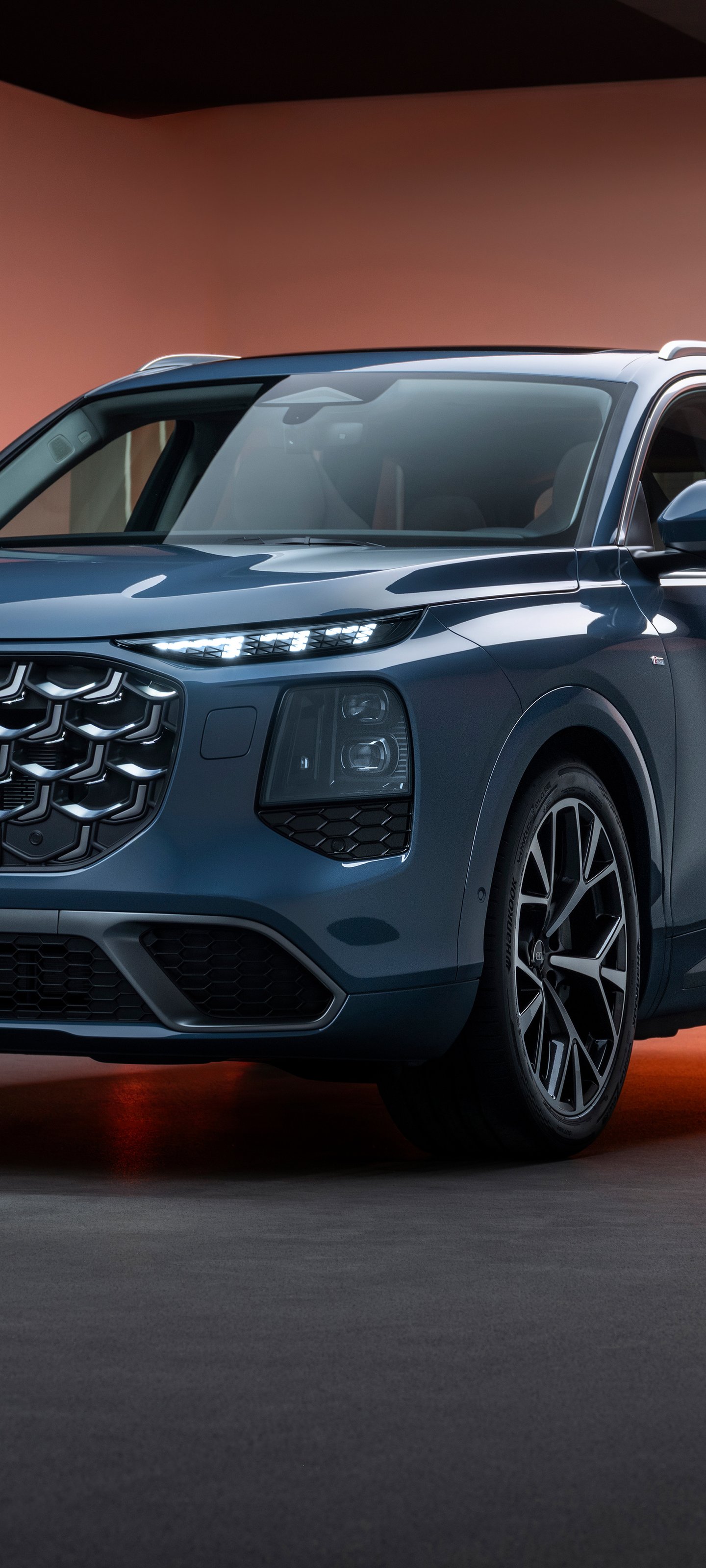 Luxury Audi Q7 of 2026 - Wallpapers for Xiaomi 13 Ultra/14 Ultra/15 Ultra/17 Pro Max, Samsung Galaxy S20/S20 Ultra/S21 Ultra in 1440x3200 resolution