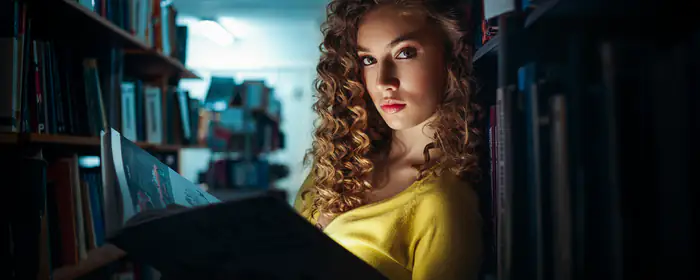 UltraWide 32:9 обои чтение (5120x1440): девушка, локоны, взгляд, книга