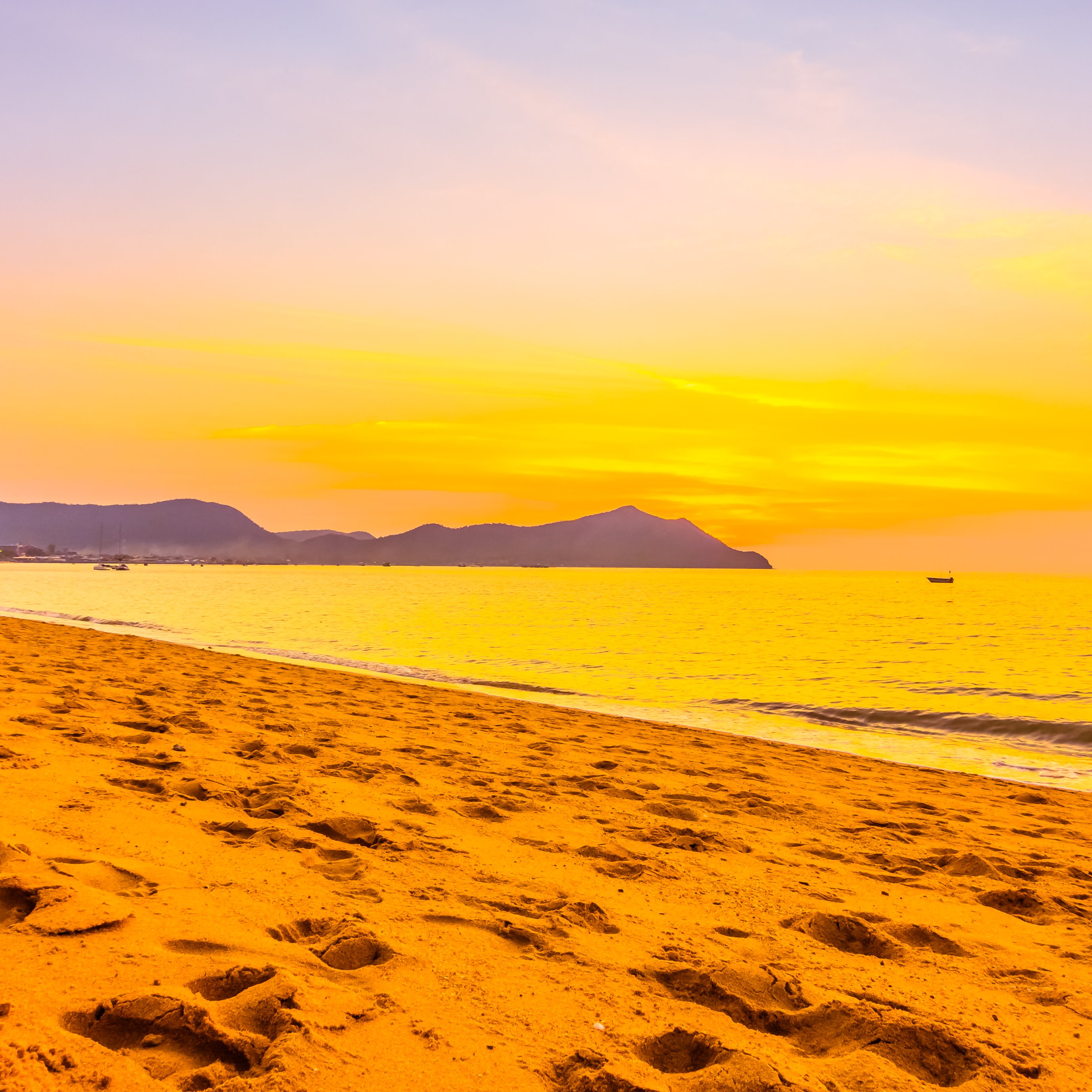 Yellow sunset over the beach - Wallpapers for iPad Pro 13″ in 2752x2752 resolution