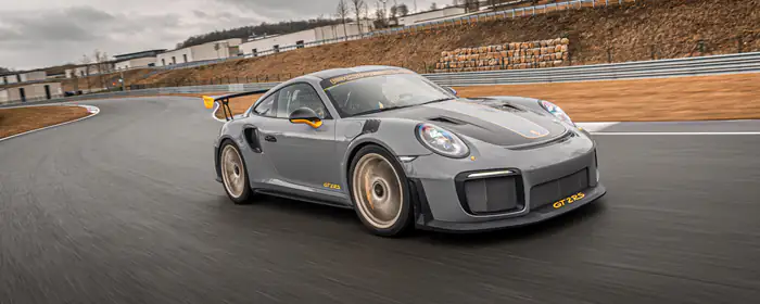 UltraWide 32:9 обои обвес (3840x1080): Porsche 911 GT2 RS, спойлер, карбон, обвес