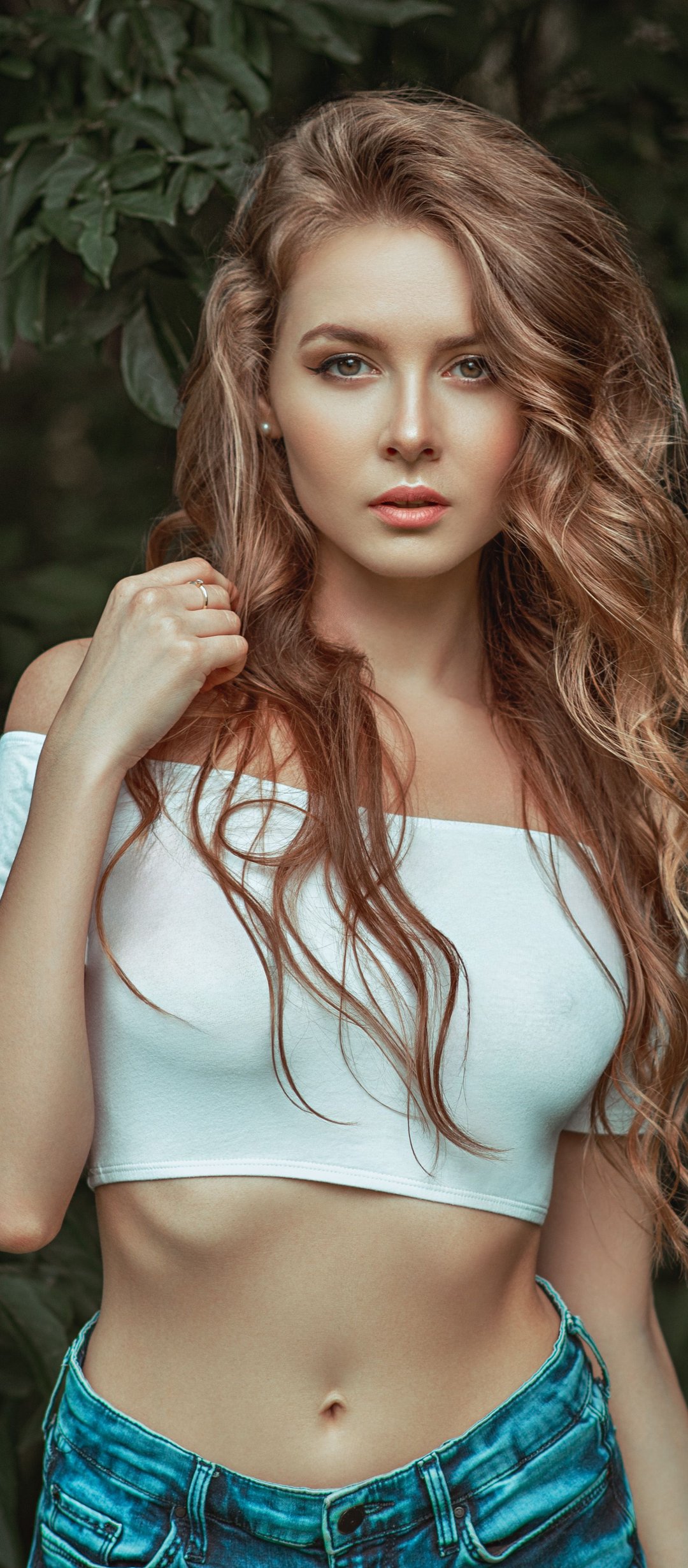 Photo of a model in a short top and jeans - Wallpapers for TECNO/Infinix in 1080x2460 resolution