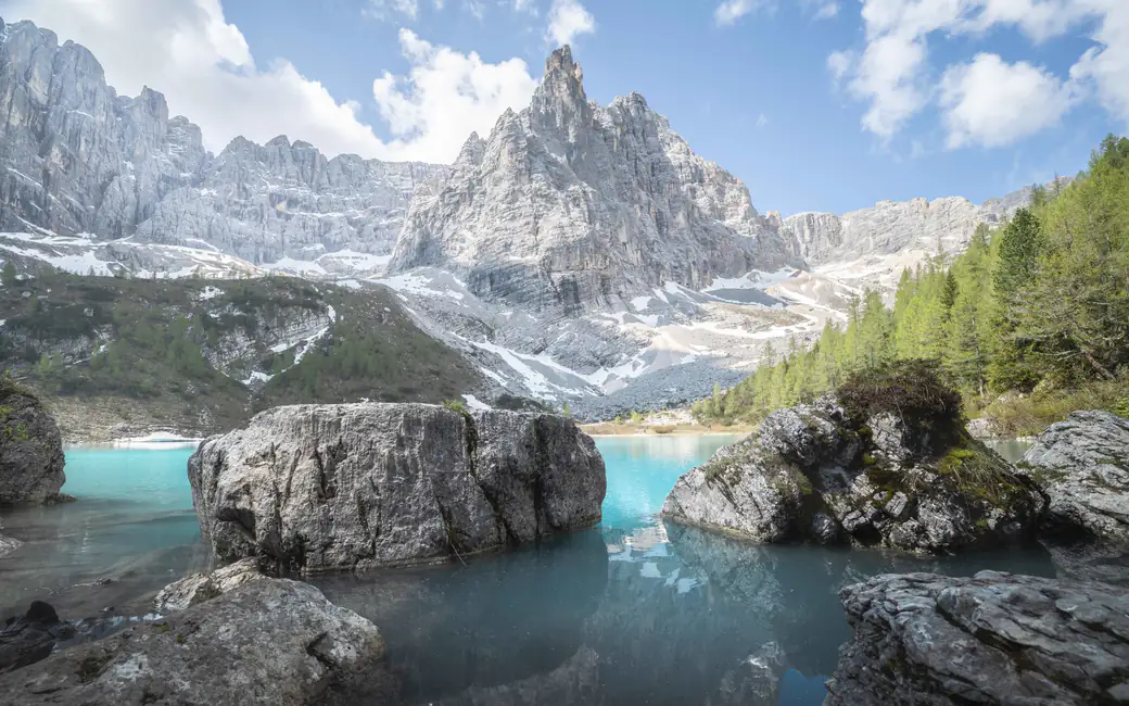 Sorapis Lake in Dolomites Alps — desktop and phone wallpaper, free download
