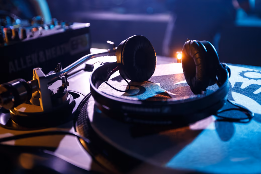 DJ controller with headphones - WSXGA+ wallpapers in 1680x1050 resolution