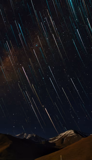 Обои космос: звёзды, световые следы, длинная выдержка, горы