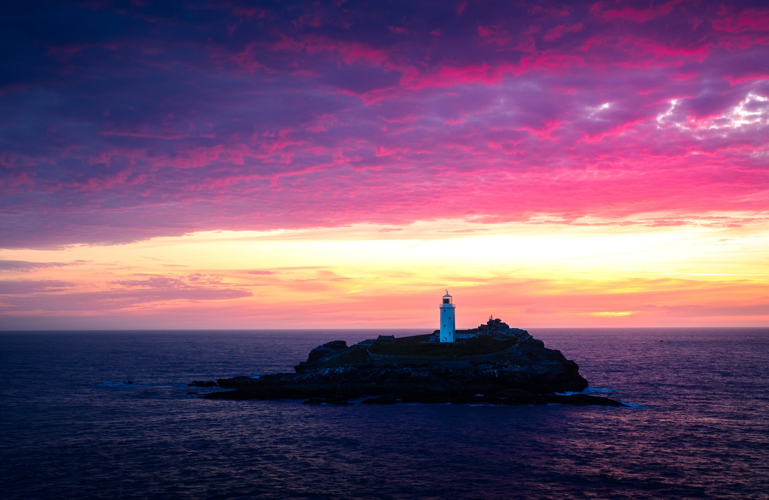 Godrevy Lighthouse in England at red sunset - Wallpapers for Apple MacBook Air 13 M2″ in 2560x1664 resolution