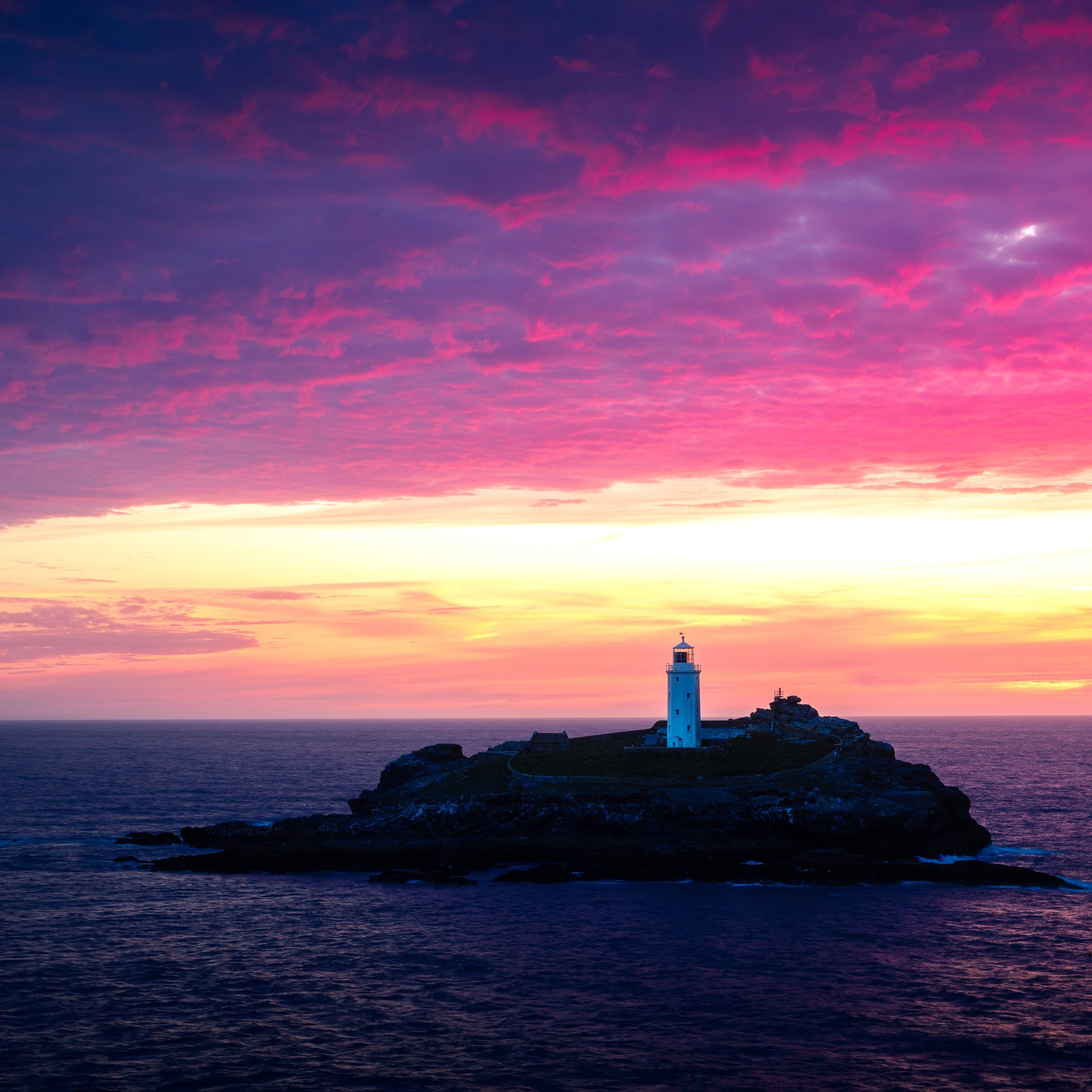 Godrevy Lighthouse in England at red sunset - Wallpapers for iPad Pro 12.9″ in 2732x2732 resolution