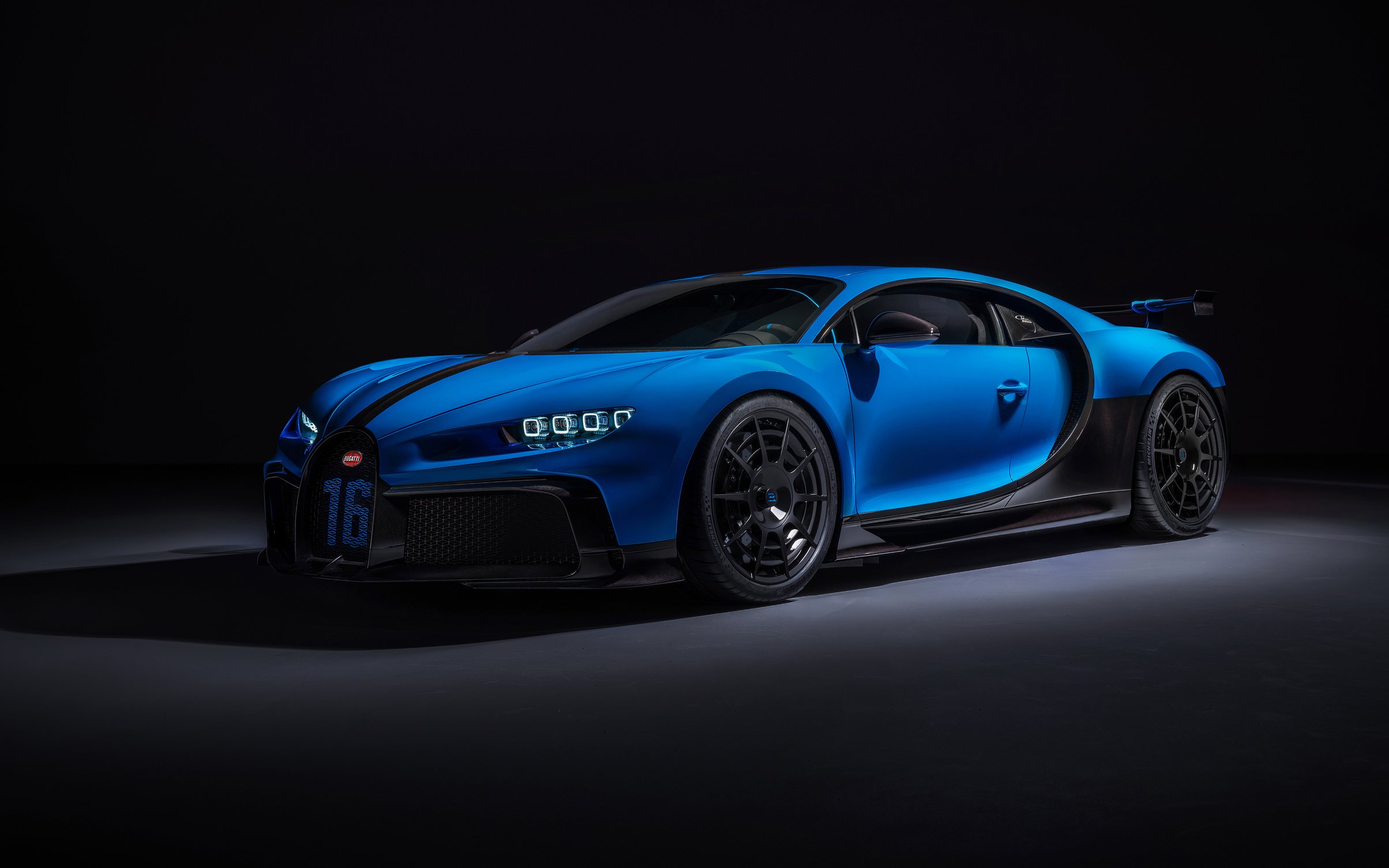 Blue Bugatti Chiron Pur Sport - Wallpapers for MacBook Neo in 2408x1506 resolution