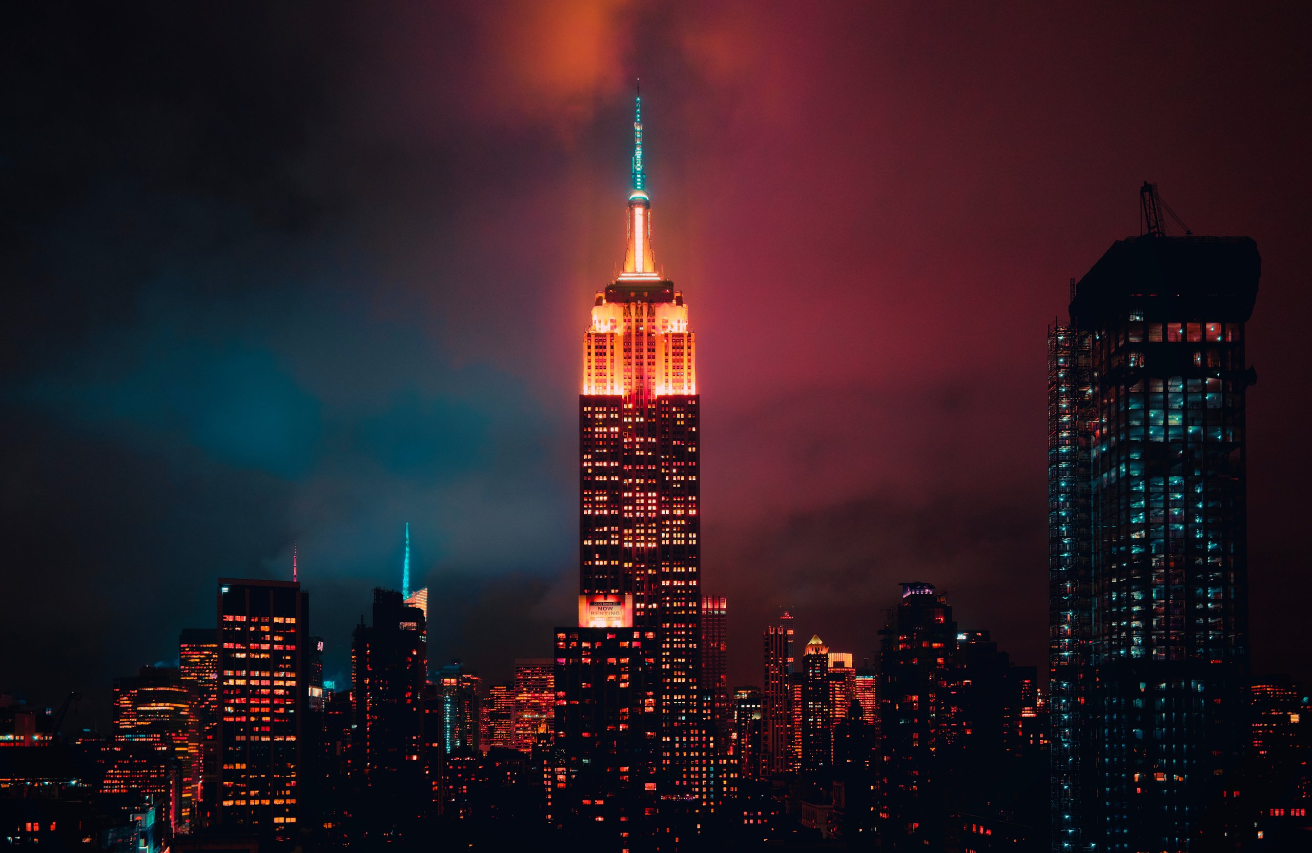 Empire State Building illuminated at night - Wallpapers for Apple MacBook Air 13 M2″ in 2560x1664 resolution