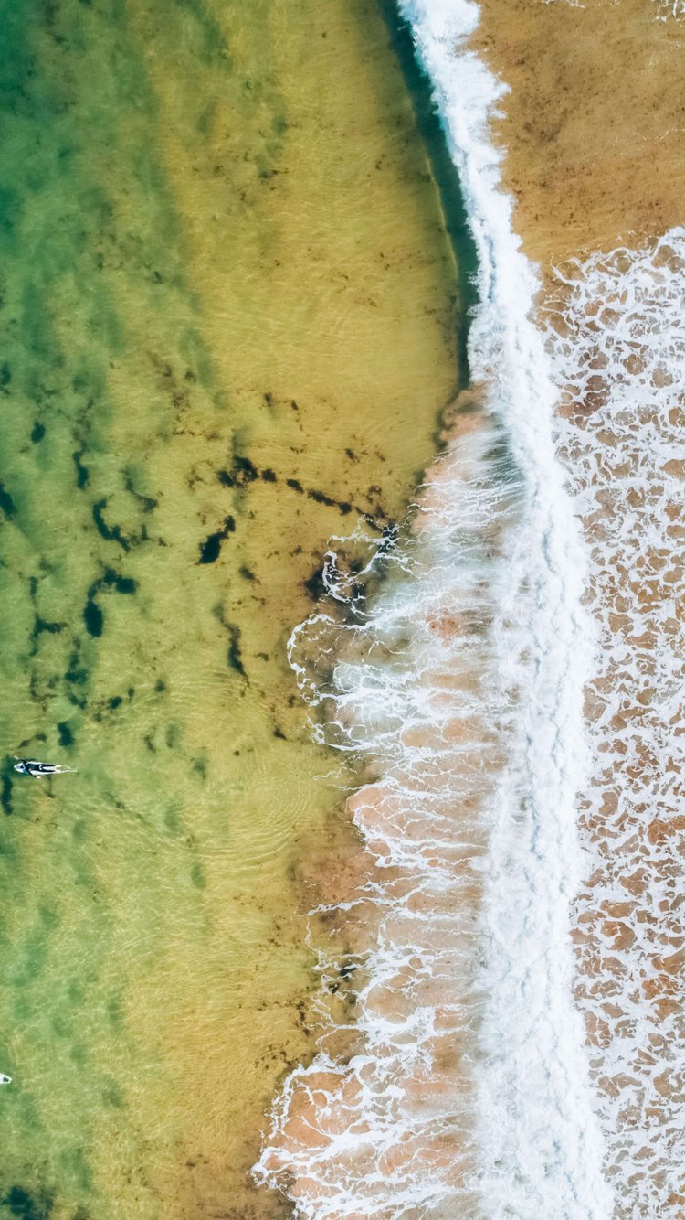 Ocean beach with clear water - Wallpapers for iPhone 6/6S/7/8/SE2/SE3 in 750x1334 resolution