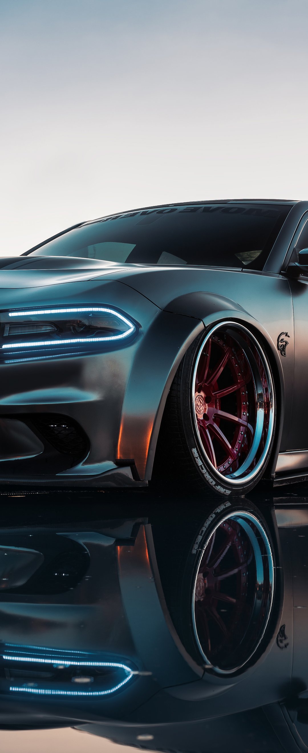 Серебристый Dodge Charger Hellcat - Обои для Samsung Galaxy Z Flip6, Motorola Razr 2025 в разрешении 1080x2640