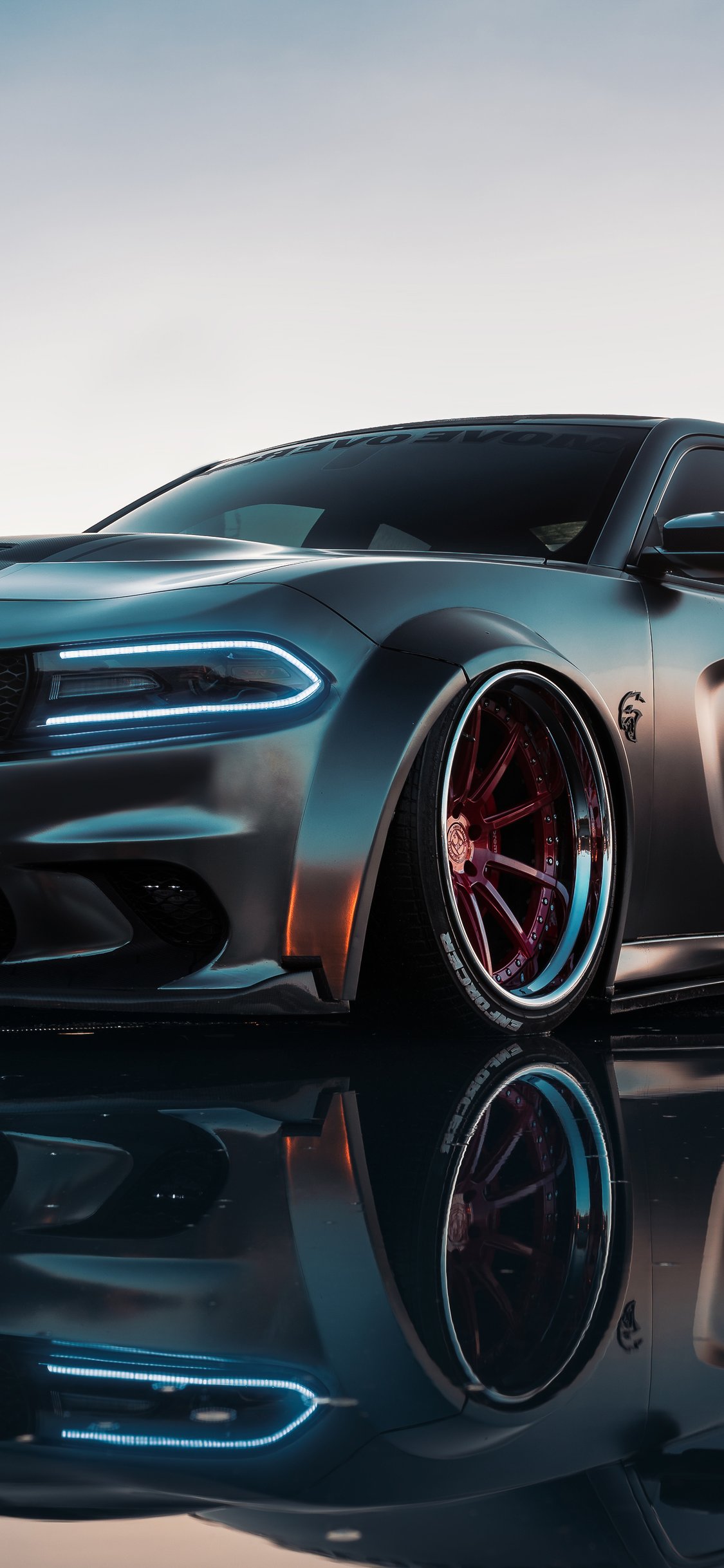 Серебристый Dodge Charger Hellcat - Обои для iPhone X/XS/11 Pro в разрешении 1125x2436