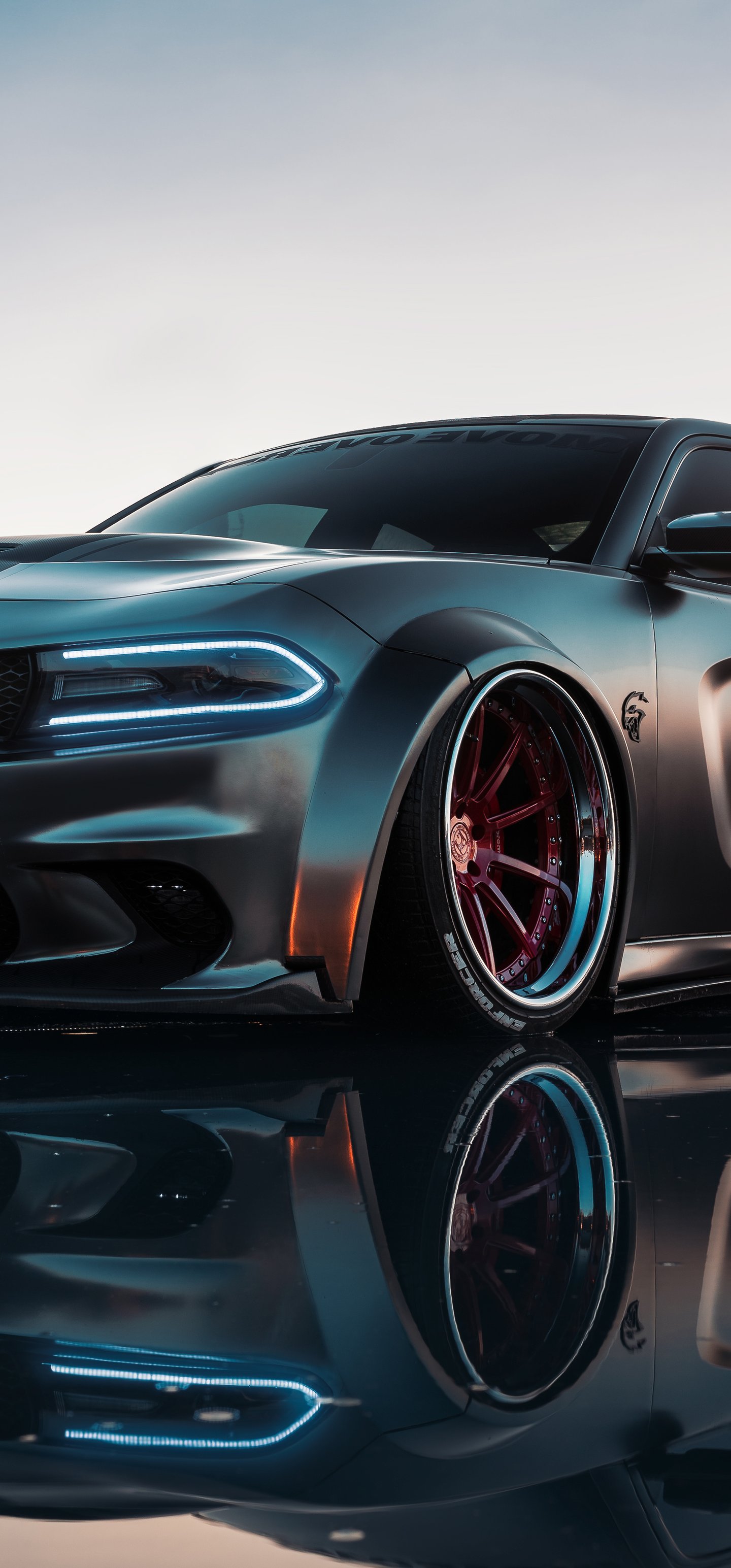 Серебристый Dodge Charger Hellcat - Обои для Samsung Galaxy S22 Ultra/S23 Ultra в разрешении 1440x3088