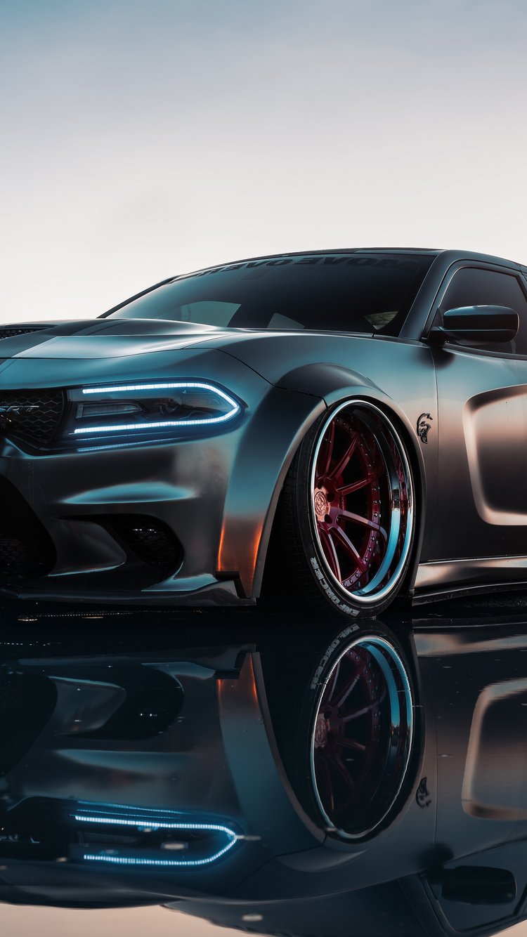Серебристый Dodge Charger Hellcat - Обои для iPhone 6/6S/7/8/SE2/SE3 в разрешении 750x1334