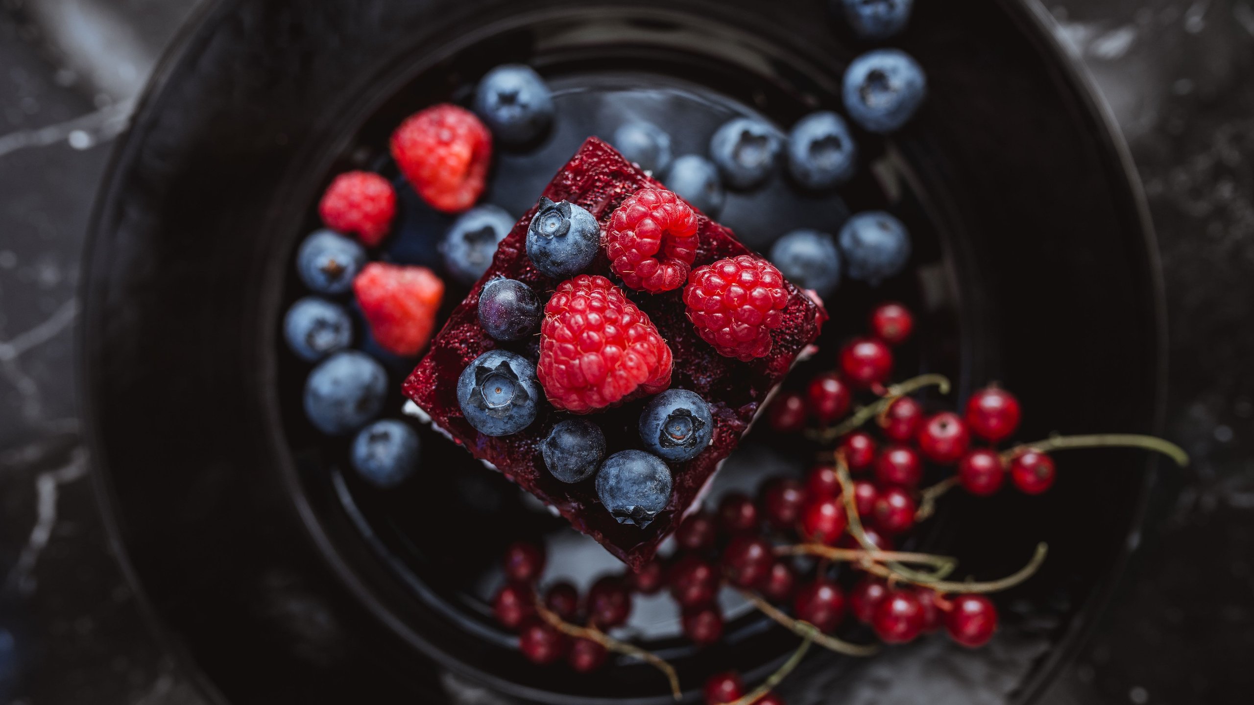 Raspberry and Blueberry Cake - 2K Quad HD wallpapers in 2560x1440 resolution
