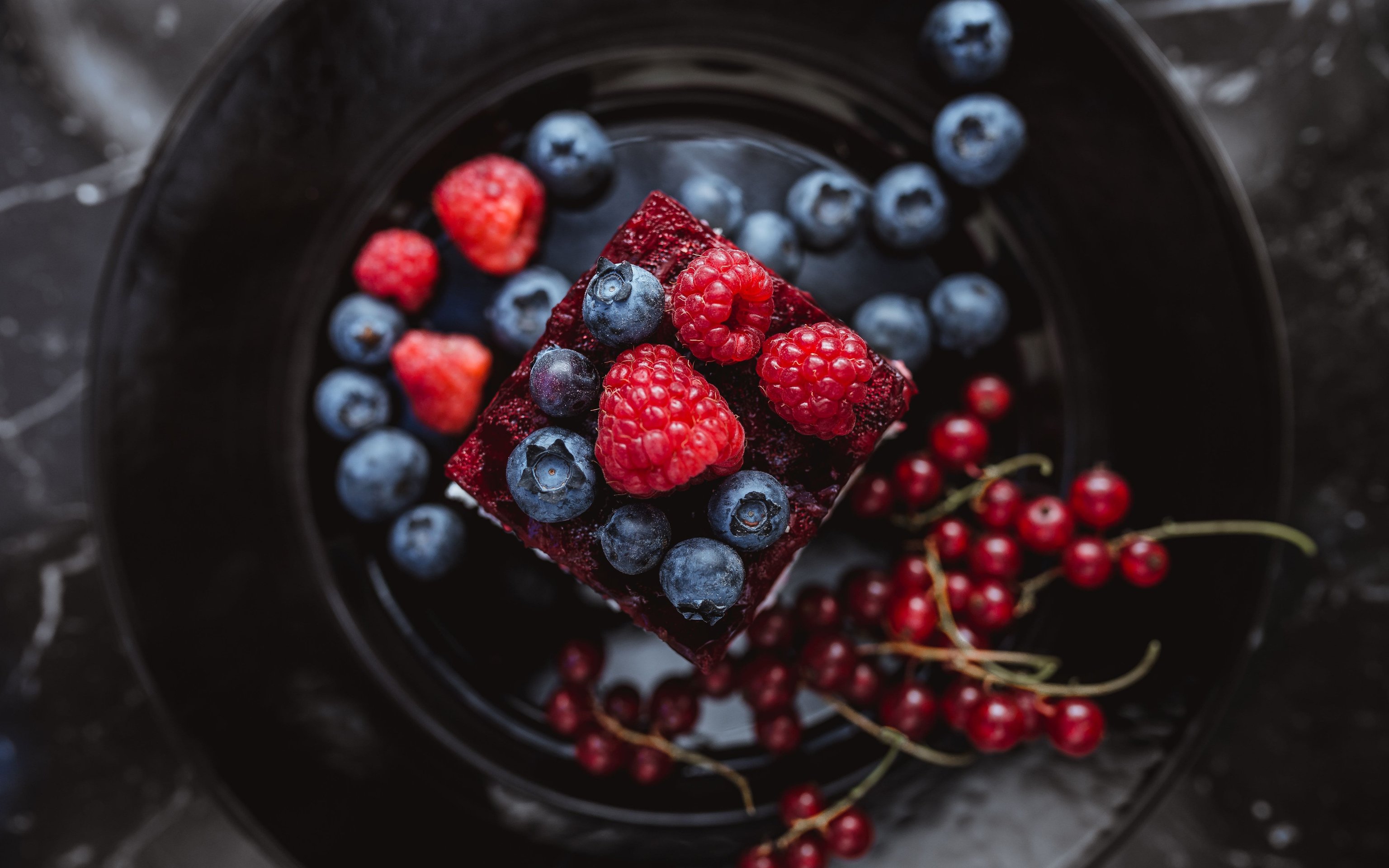 Raspberry and Blueberry Cake - Wallpapers for Apple MacBook 16″ in 3072x1920 resolution