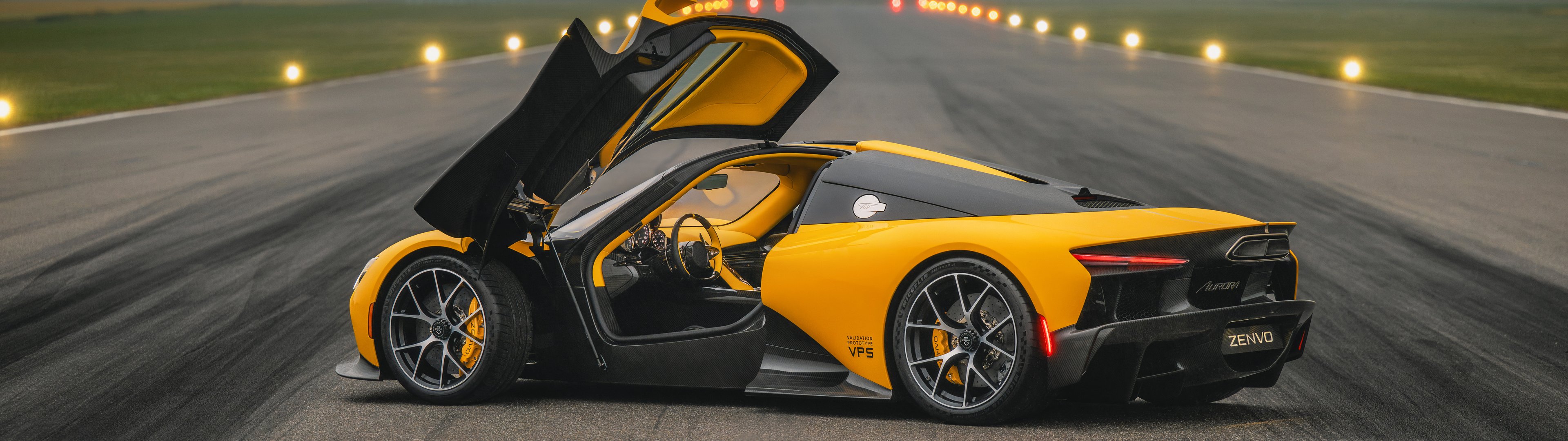 Zenvo Aurora Tur с открытыми дверьми - UltraWide 32:9 обои в разрешении 3840x1080