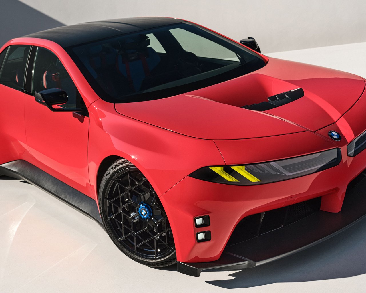 Красный BMW M3 Neue Klasse в студии - SXGA обои в разрешении 1280x1024