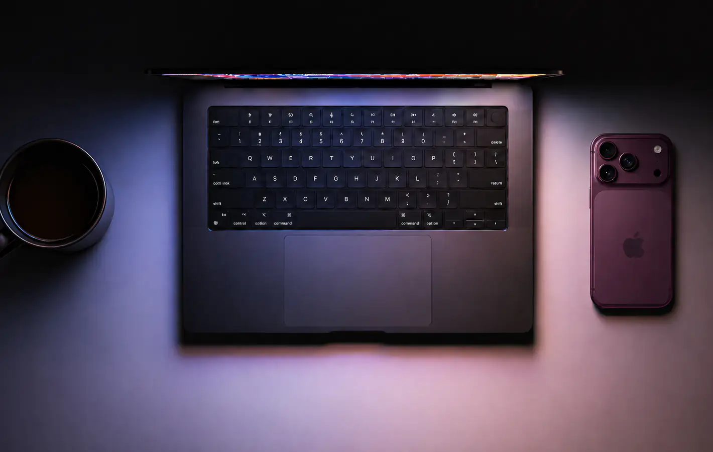 Ночное рабочее место с Macbook и iPhone 18 Pro — обои на рабочий стол и телефон