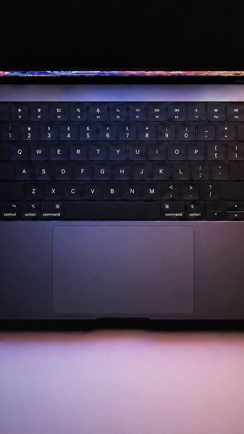 Night Workplace with Macbook and iPhone 18 Pro - Wallpapers for LG/ASUS in 480x854 resolution