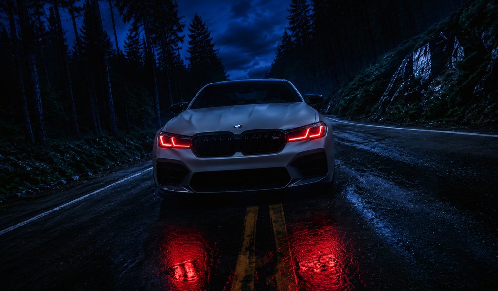 BMW M5 F90 с красными LED фарами - WSVGA обои в разрешении 1024x600