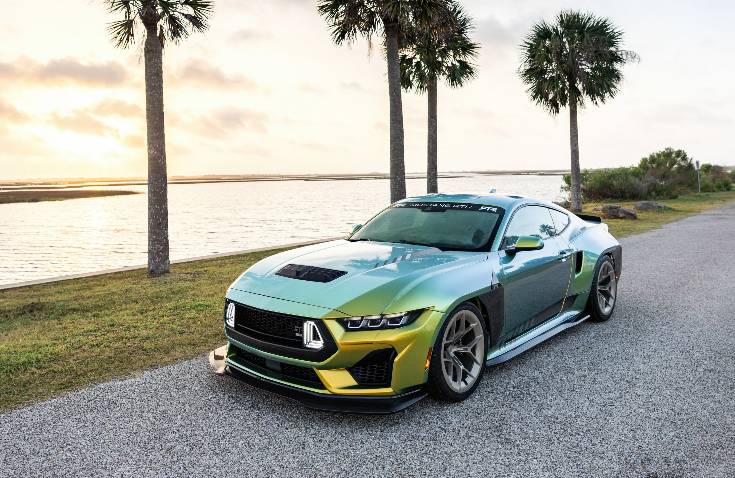 Ford Mustang RTR Spec 5 у океана - Обои для Apple MacBook Air 13 M2″ в разрешении 2560x1664
