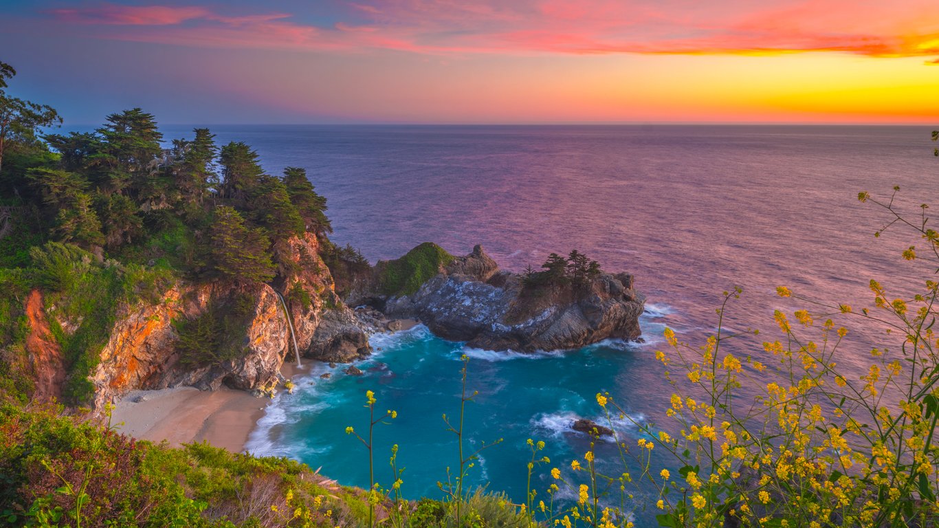 Waterfall over the gulf in California - Laptop Wallpapers in 1366x768 resolution