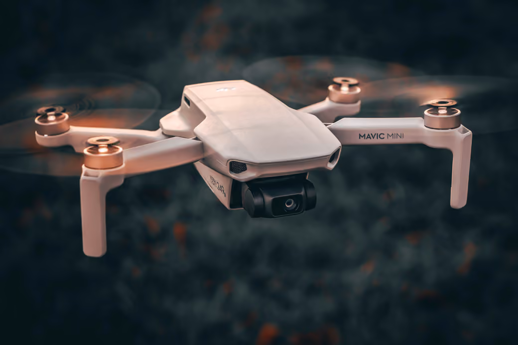 Дрон DJI Mavic Mini в полёте - Обои для Honor/Huawei в разрешении 1080x2376