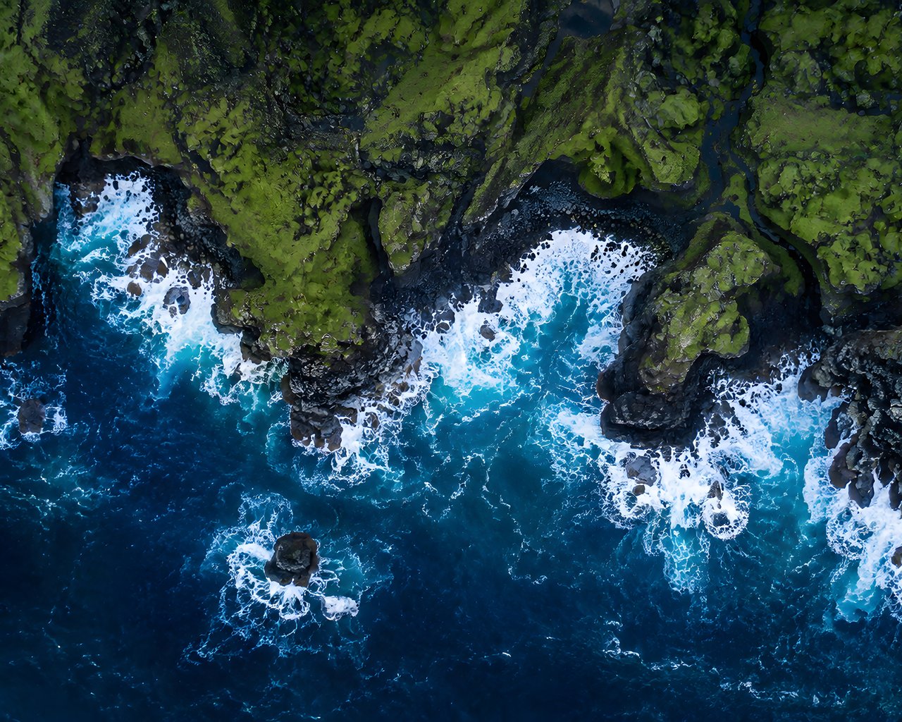 Coast of Iceland with rough waves - SXGA wallpapers in 1280x1024 resolution