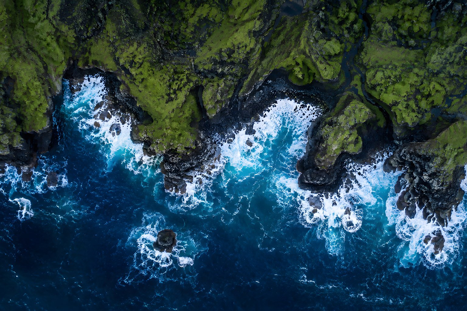 Coast of Iceland with rough waves - Microsoft Surface 12.4″ wallpapers in 1536x1024 resolution
