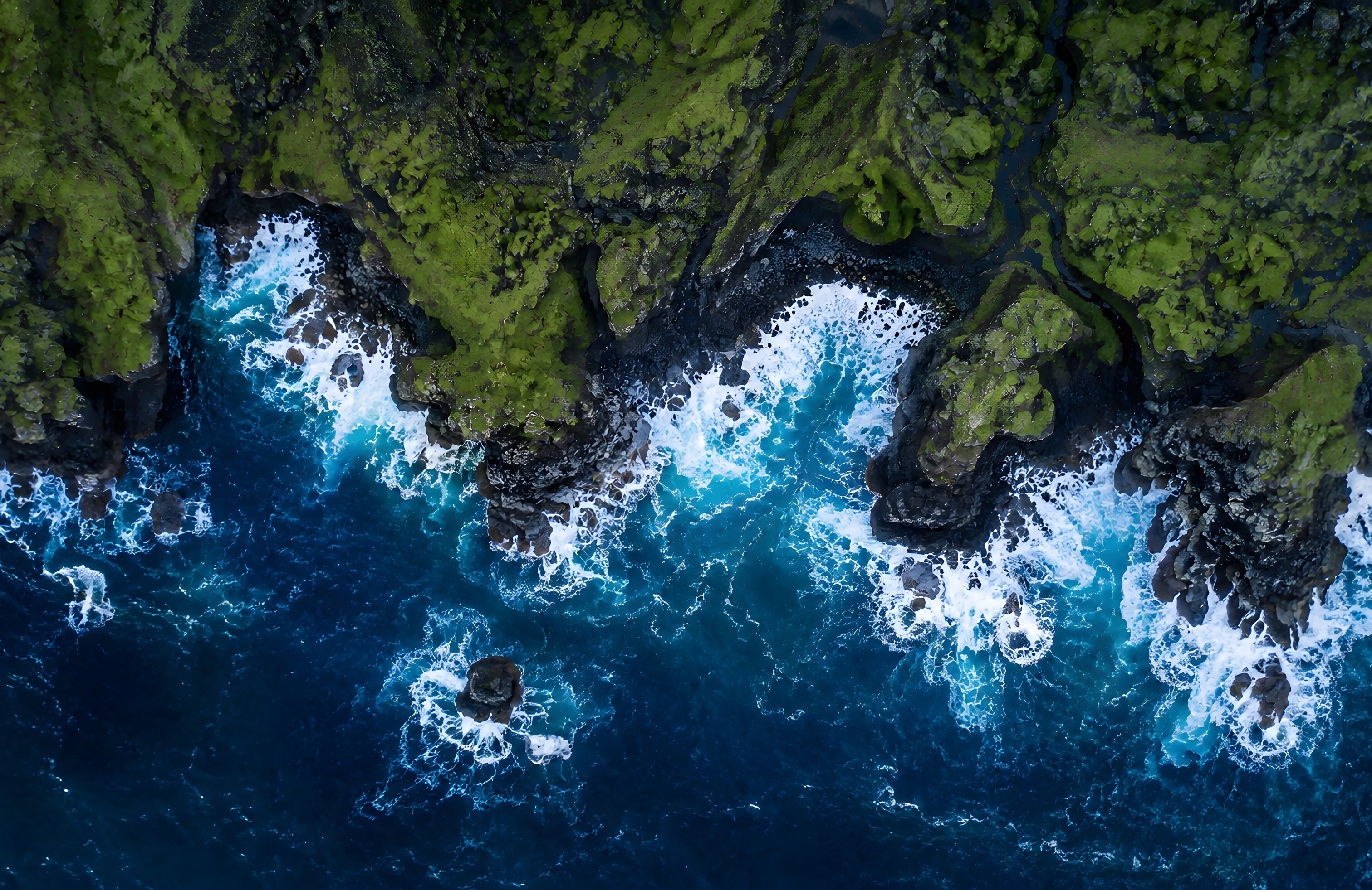 Coast of Iceland with rough waves - Wallpapers for Apple MacBook 14.2″ in 3024x1964 resolution