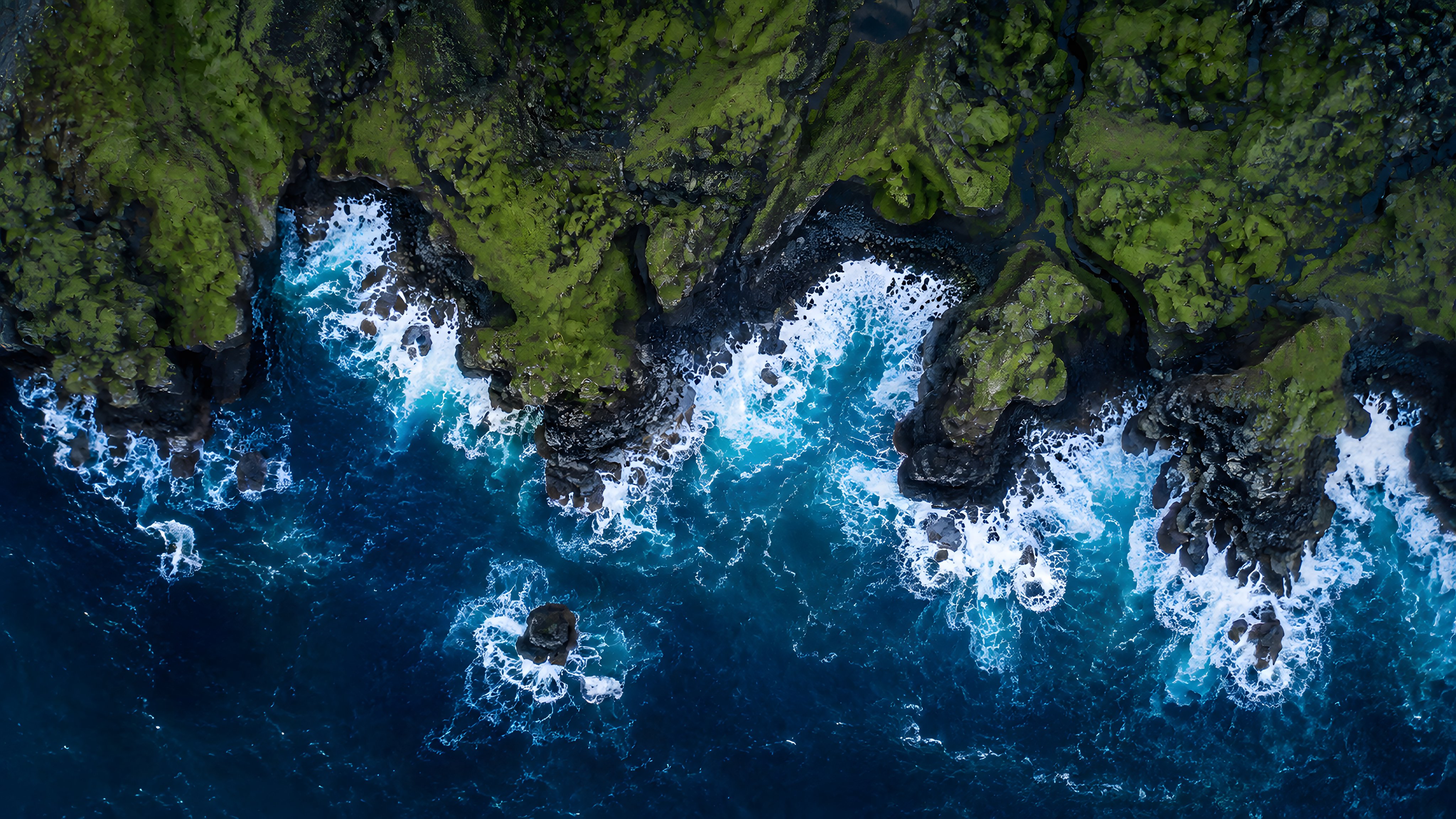 Coast of Iceland with rough waves - Wallpapers for Apple iMac 21.5″ in 4096x2304 resolution