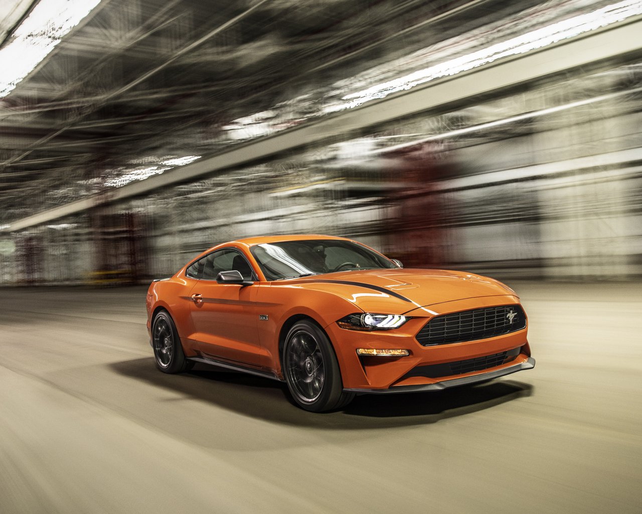 Оранжевый Ford Mustang в туннеле - SXGA обои в разрешении 1280x1024