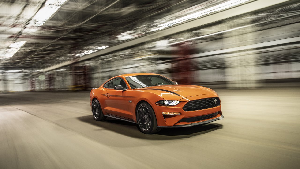 Оранжевый Ford Mustang в туннеле - HDV 720p обои в разрешении 1280x720