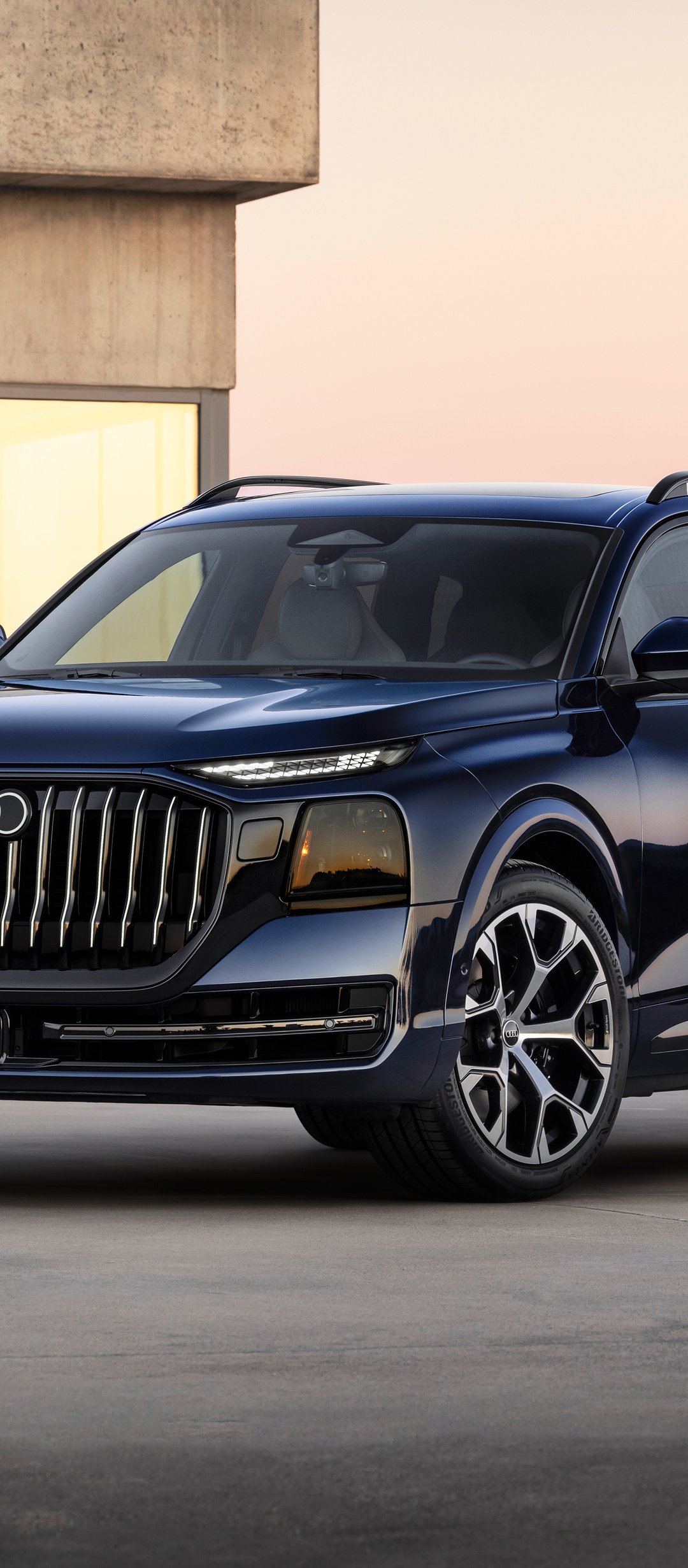 Роскошный Audi Q9 у виллы на закате - Обои для TECNO/Infinix в разрешении 1080x2460