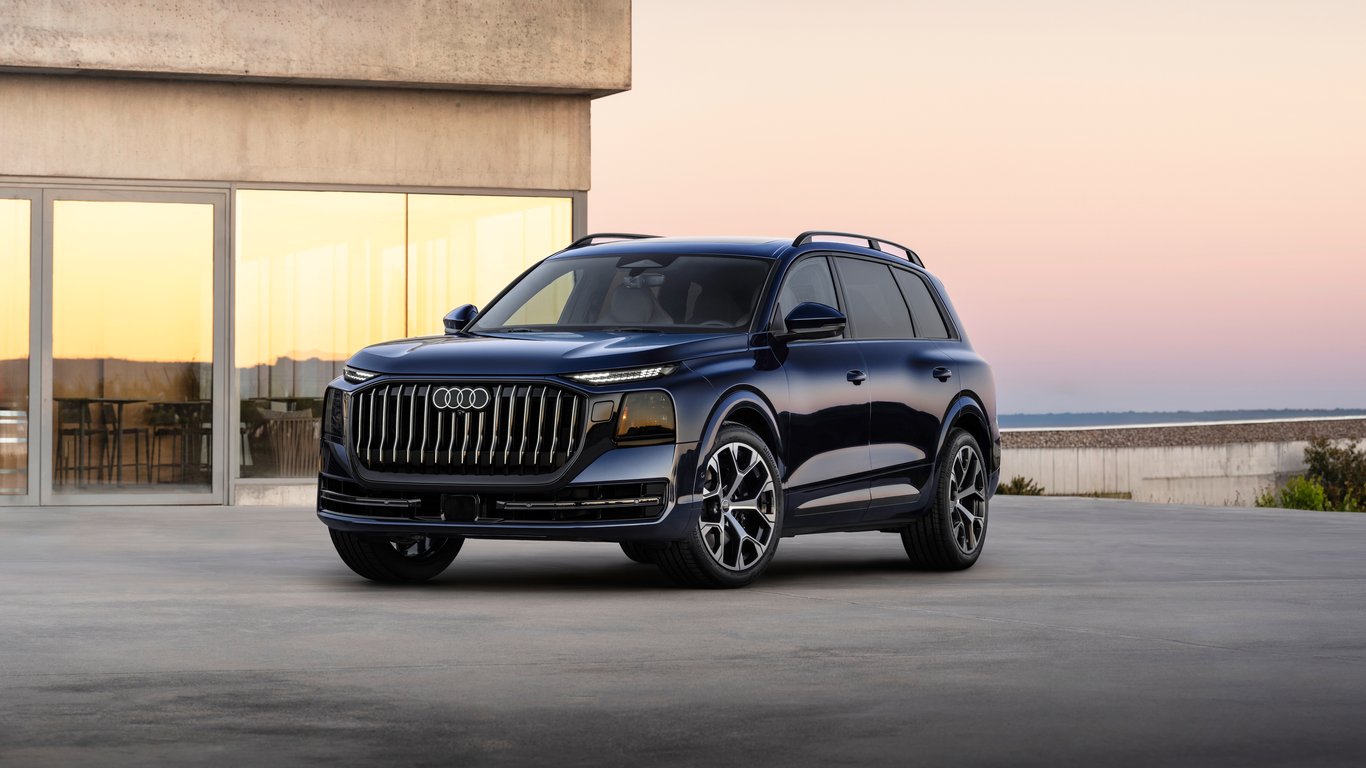 Роскошный Audi Q9 у виллы на закате - Обои для ноутбука WXGA в разрешении 1366x768